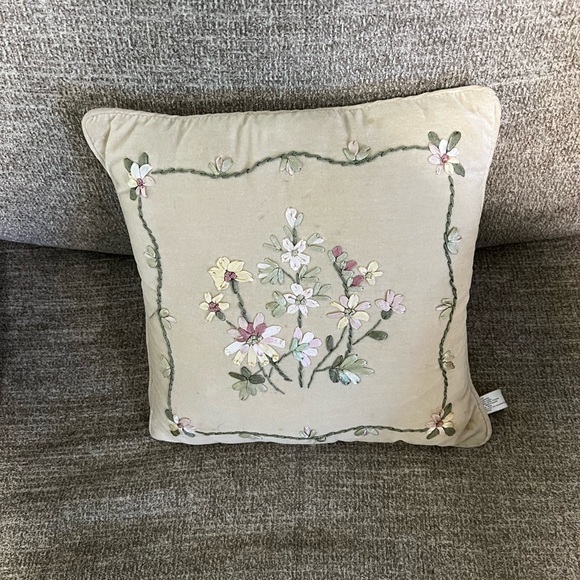4 small throw pillows - Picture 5 of 10